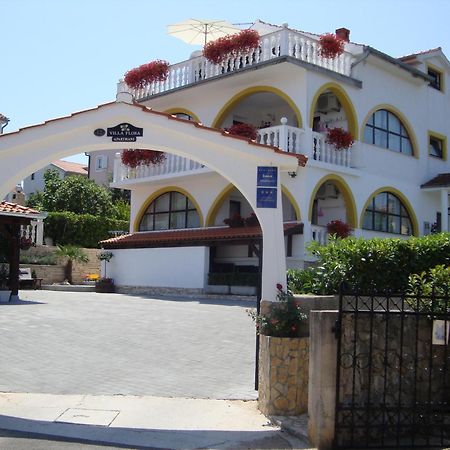 Villa Flora Малинска Екстериор снимка